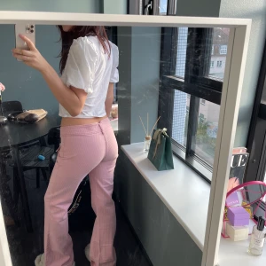 Rosa lågmidjade jeans - Rosa lågmidjade jeans köpt på en vintage butik här i Köpenhamn. Super fint skick verkligen, verkar vara knappt använda.  Midjemått: 87/88cm  Innerbenslängd: 80cm