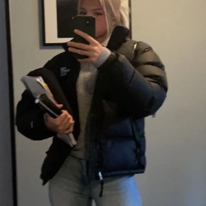 North face jacka Xs - North face jacka i storlek Xs men sitter även som S. man kan vika in luvan så syns den inte. Nypris 3700kr