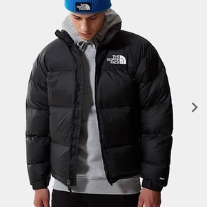 TNF 1996 Retro Nuptse Jacket - Pufferjacket från The North Face. Använd 1 vinter, inga defekter. Köpt från thenortface.se för nypris (3 700kr). Fraktas spårbart