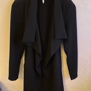 obejct kappa - har köpt den här kappan från nelly och kappans märke är ”object” den är i storlek xs och aldrig använd, inga hål eller skador. Man kan knyta den runt magen. Köpt för 599kr å säljer den för 300 då den är helt ny och aldrig använd.