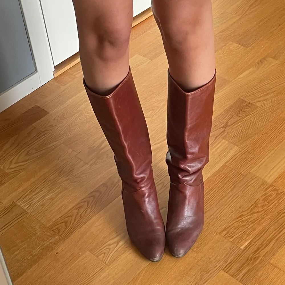 Säljer mina brun/röda boots med klack från Sellpy!  Jättebekväma och bra skick.  Storlek 40 men jag själv har 37/38 och tycker dom funkar endå! . Skor.