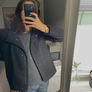 Intressekoll på min jacka från M&S  - Super fin svart kappa från marks and spencers. Köpte för länge sen men väldigt fint skick. Säljes vid bra pris,Skriv vid intresse 💕