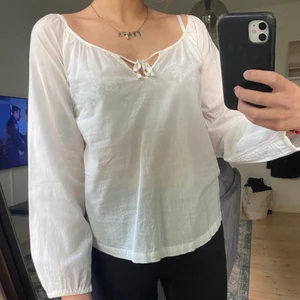 Blus från Filippa k  - Tunn vit blus från Filippa k. Du kan knyta den som du vill på bröstet. Storleken är XS men jag skulle säga att den är mer som en S.  Väldigt bra skick!!