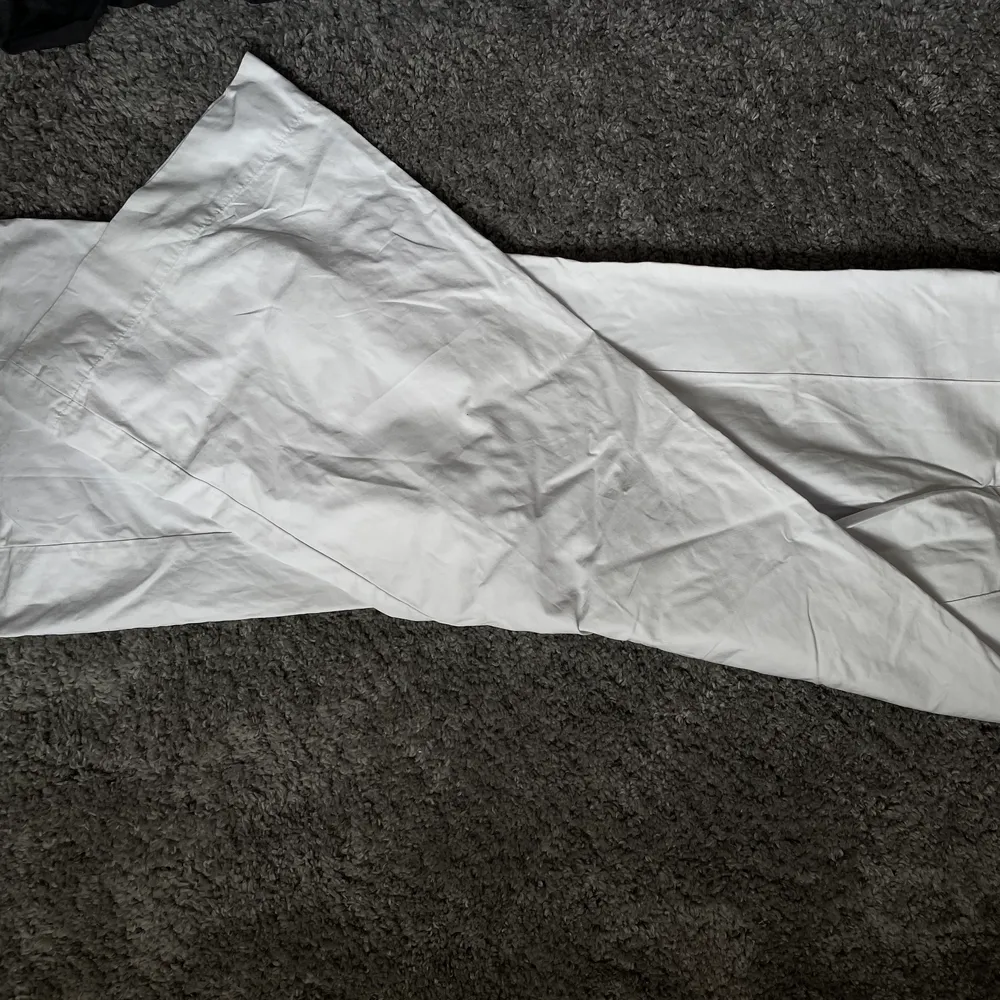 Ett par vida byxor i vitt från Filippa K. Säljs då de är för små för mig. Köpare står för frakt! Samt dem är använda fåtal gånger. Så superbra skick . Jeans & Byxor.