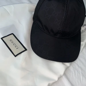 Gucci keps ( Sällsynt )  - Säljer denna gucci keps i storlek S. Dustbag och tags medföljer, köpt i london för en månad sen helt fräsch som ny. 