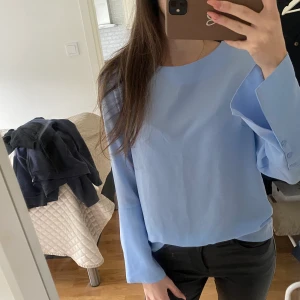 Blå blus - Super fin blus från Gina som är använd endast en gång. Köparen står för frakten, kan även mötas upp💙