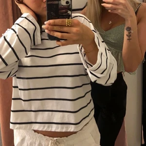 Fin randig tröja - Hej! Säljer denna fina tröja från ginatricot som är slutsåld. Säljer pågrund av att den aldrig kom till användning. Använd ca 4 gånger 🤍