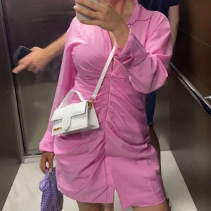 Rosa klänning  - Så snygg klänning från zara!!! Använd endast en gång. Pris kan diskuteras vid snabb affär! Passar en xs/ s