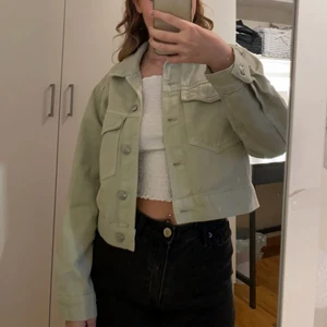 Gina tricot jeansjacka strl xs  - Jeansjacka köpt från Gina tricot för 2 år sen. Bra skick och använd bara ett fåtal gånger🫶🏼