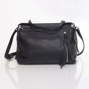 Rebecca Minkoff - Svart skinnvästs ifrån Rebecca Minkoff. Den är använd men ändå i bra skick. Det kommer med ett längre band som kan justeras, och även ett mindre. Jätte rymlig med två stora fack och ett mindre. Skickar gärna mer bilder så det är bara att skriva!🫶💗