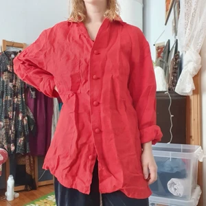 röd linnekavaj/skjorta vintage - ursäkta skrynklet!! men skjorta/kavaj i jättefint skick, vintage o gjord i sverige! kvalitetsplagg:-)
