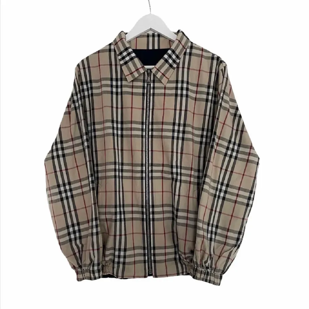 TRYCK EJ PÅ KÖP!!!!!! vintage burberry jacka. Köpt för 1500kr av återförsäljare. Mycket bra skick. Passar som en S för Män, blir som en oversize M för tjejer. Öppen för diskussion av pris. Jackan går att ha åt båda hållen då lappen sitter på insidan.. Jackor.