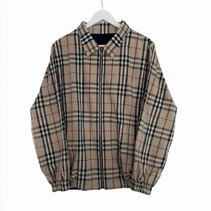 Vintage Burberry jacka  - TRYCK EJ PÅ KÖP!!!!!! vintage burberry jacka. Köpt för 1500kr av återförsäljare. Mycket bra skick. Passar som en S för Män, blir som en oversize M för tjejer. Öppen för diskussion av pris. Jackan går att ha åt båda hållen då lappen sitter på insidan.