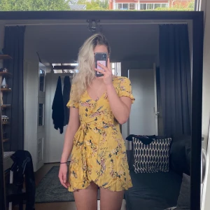 Pull&bear - Jättesöt klänning från pull&bear, storlek M men väldigt liten i storlek, skulle säga att den passar S💕 bra skick (ser väldigt skrynklig ut på bilderna då den inte är strykt)😙