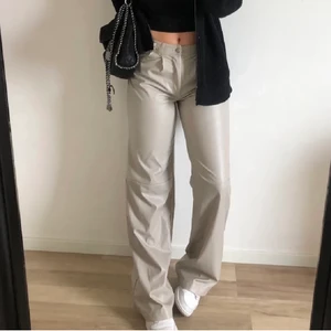 Beige skinnbyxor  - !!inte mina bilder!! Bilderna är ifrån tjejen jag köpte dessa av💕 säljer dessa superfina byxor från prettylittlething i storlek 38! Skriv om ni har frågor!! ❌bud på 190kr +frakt❌❤️‍🔥