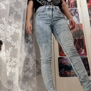 Jeans Gina tricot  - Snygga jeans från Gina tricot i fint skick. Väldigt strechiga, jag själv har small men dessa är i L men kan nog passa Medium. Katt i hemmet. Köparen står för frakten. 