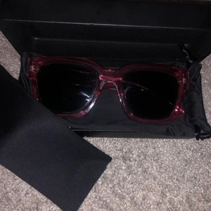 Solglasögon  - Ett par jättefina solglasögon som aldrig är andvända. Det är inte chimmi men liknar.💕