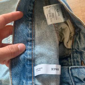 Weekday jeans sparsamt använda men säljer nu mina jeans för billigt pris då jag bara vill bli av med dom, modellen är space relaxed. Skick 9/10 för att dom är lite använda 