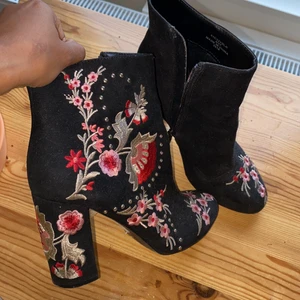 Boots - Boots med klack, i mocka liknande material och blommrigt mönster. I storlek 37, använda max 3 gånger😇