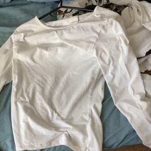 Säljer denna vita tröja sitter perfekt på men kommer tyvärr aldrig till användning.