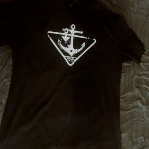 Prada T-shirt  - Storlek L. Använd cirka 10 gånger. Men går ej se att den är använd. Har taggarna kvar. Väldigt skön och trevlig tröja. Nypris 7300 