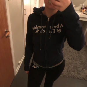Abercrombie hoodie - En skön och mysig hoodie i marinblå färg storlek S