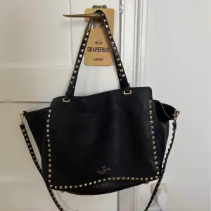 Medium grainy calfskin rockstud Bag  Knappt använd, inga defekter på väskan  Nypris 21,895.00 kr  Kan fraktas.  