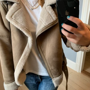 Fin höstjacka - Nästan helt oanvänd. Är i storlek S, men sitter ganska oversized, passar M också