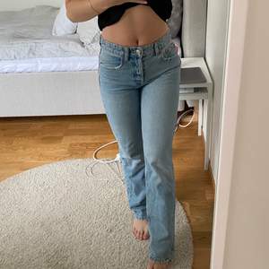 De perfekta låga/medium waist jeansen från Zara, storlek 36, knappt använda🥰