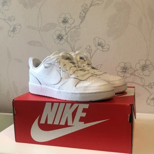 NYA Nike sneakers  - Säljer ett par sprillans nya Nike sneakers då jag ångrade mig. Köpte dom för en vecka sedan så dom är inte använda förutom när jag har gått i dom hemma för att känna efter. Storlek 38,5. Skicka gärna ett meddelande vid intresse eller frågor☺️