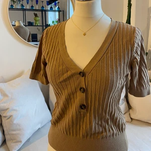 Mysig topp - En jättefin ribbad top som är mysig nu till hösten!  Strlk XS men passar S 