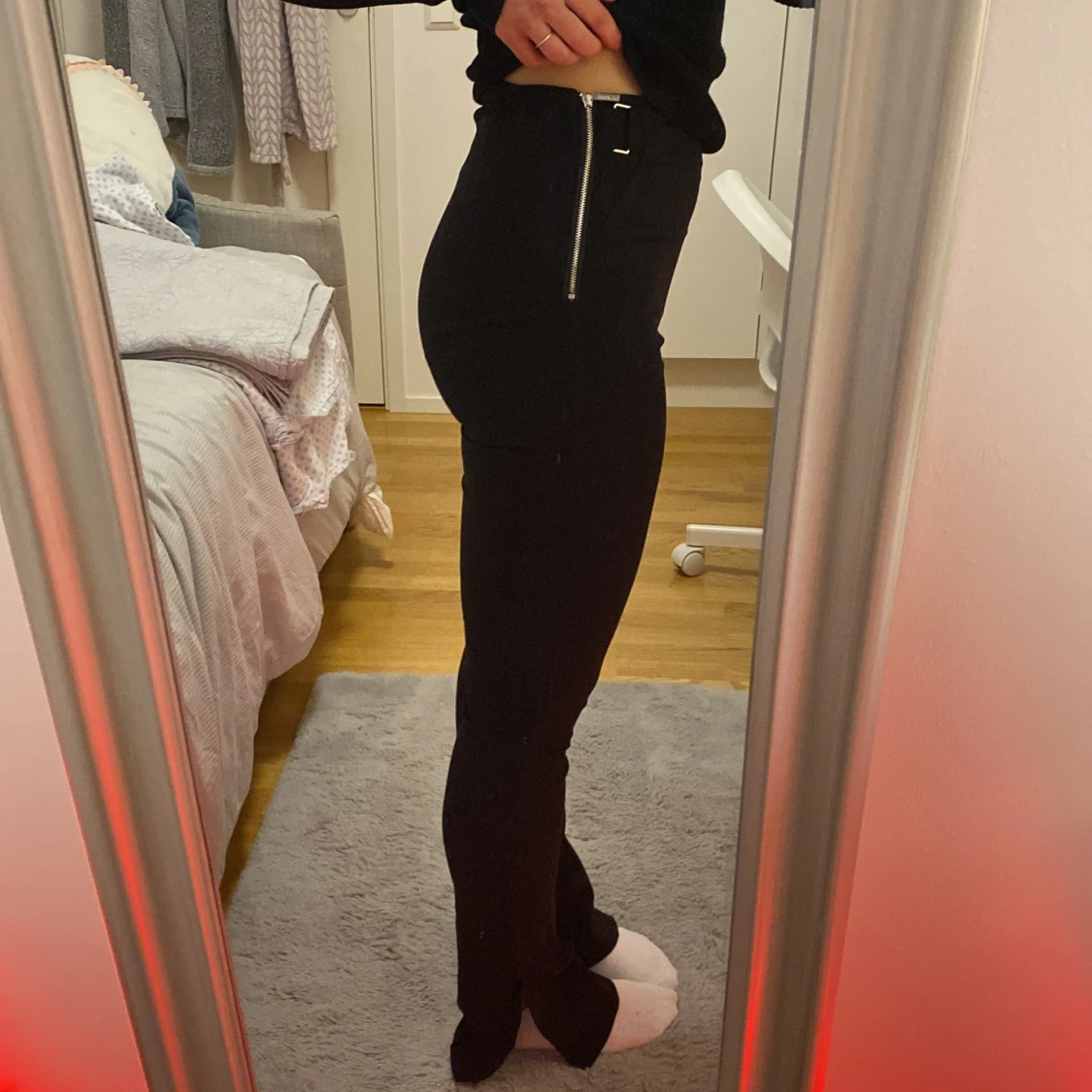 Svarta flare byxor med dragkedja på sidorna  - 90