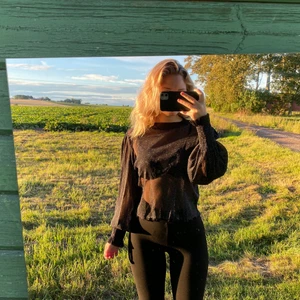 Glittrig topp  - Jättesnygg glittrig topp med ballongärm  från BikBok som är mycket fint skick, frakten är inte inräknad i priset💕