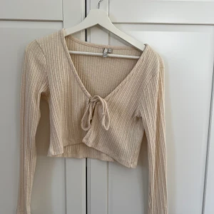 Ribbad kofta - Ribbad cremevit kofta från Nelly  Skriv om du vill ha fler bilder🫶🏻