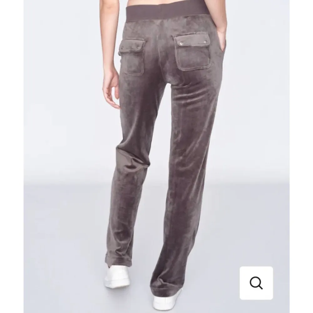 Säljer dessa byxor pågrund av att jag har  använda knappt de och de är inte långa på mig.. Jeans & Byxor.