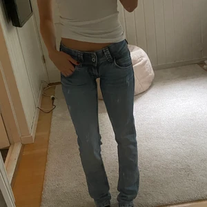 Pepe jeans - Säljer mina ljusblåa pepe jeans med raka ben och låga i midjan . De är oanvända och i väldigt bra skick