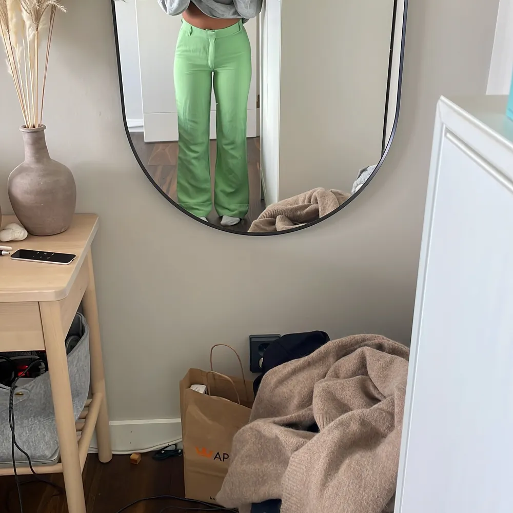 gröna midrise kostymbyxor från Zara köpta förra året. Gått upp i vikt så passar tyvärr inte längre som jag vill. Jeans & Byxor.