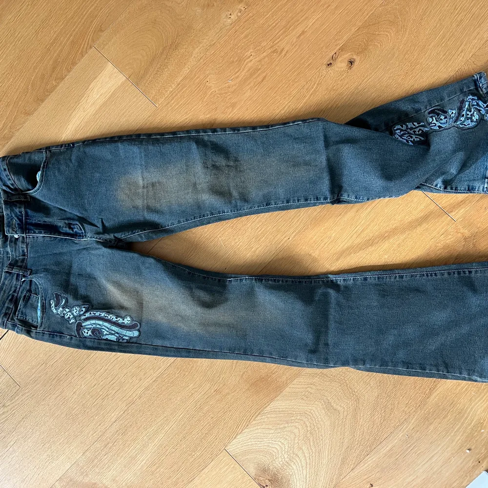 Byxorna är helt nya, beställde dom från amazon men säljer då dom inte passar . Jeans & Byxor.