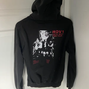 Svart Hov1 Hoodie  - Säljer en svart hov1 hoodie då jag tröttnat lite på den! Bra skick förutom att den är lite urtvättad men det tycker jag egentligen är snyggare☺️ skriv priv för mer bilder! ❌tryck it på köp knappen❌