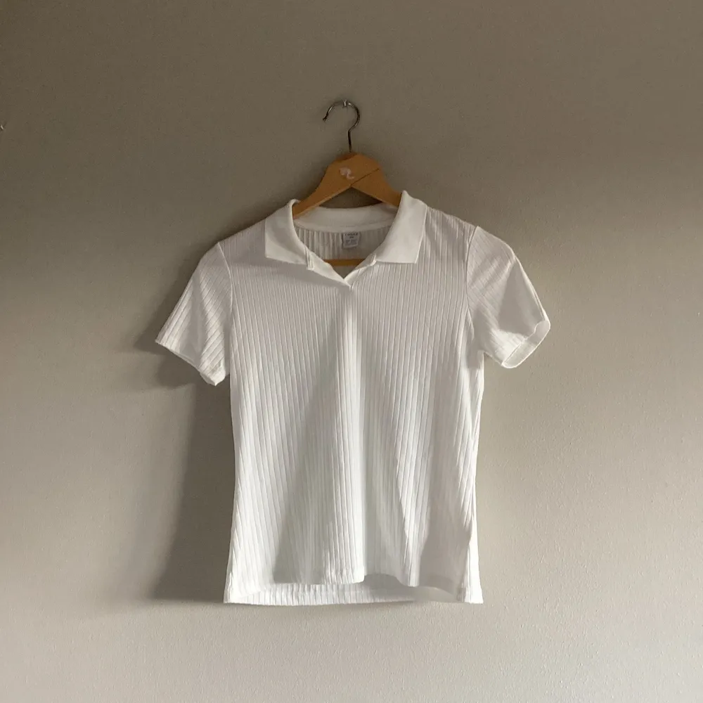 vit t-shirt köpt för flera år sedan, har aldrig använts.. T-shirts.