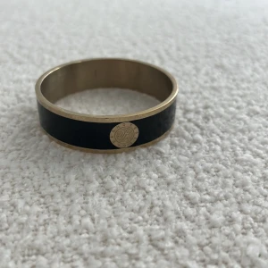 Dyrberg ikern armband - Ett snyggt och stiligt armband i bra skick, köparen står för frakten.