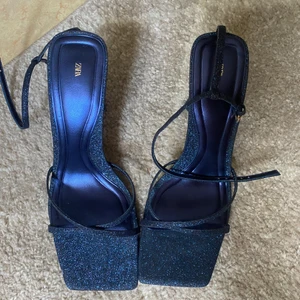 Klackskor - Ett par nya klackskor som är använda 1 gång. Köpta från Zara nu i somras för 400kr i strl.39.  Nypris 300kr + frakt Hör gärna av er vid övriga frågor 🥰