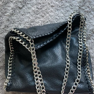 Tiamo väska - Säljer denna superfina Tiamo väska i storleken L. Den passar superbra till allt och rymmer jättemycket. Det är bara att skriva om ni är intresserade! 🫶🏼