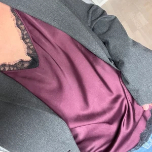 Spetslinne  - Spetslinne/blus från White house i storlek XXS. Skulle säga att den passar XS-M.   Säljaren står för fraktkostnaden. Kolla gärna in mina andra annonser - rensar garderoben!💓