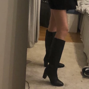 Stövlar 39 - Svarta höga stövlar/boots i storlek 39. Perfekta till hösten ❤️