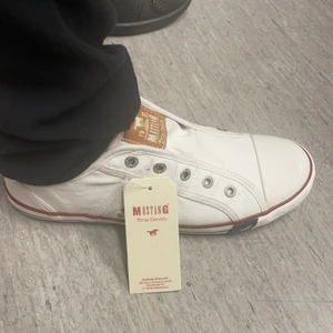 Mustang Slip On Denim  - Helt nya skor! Blev fel i beställningen! Ni får båda för 500kr dom kostar 500kr styck jättefina och lätta  att ta på! Färgerna är bruna och vita! Om man vill ha det ena paret  så kostar det 350kr 