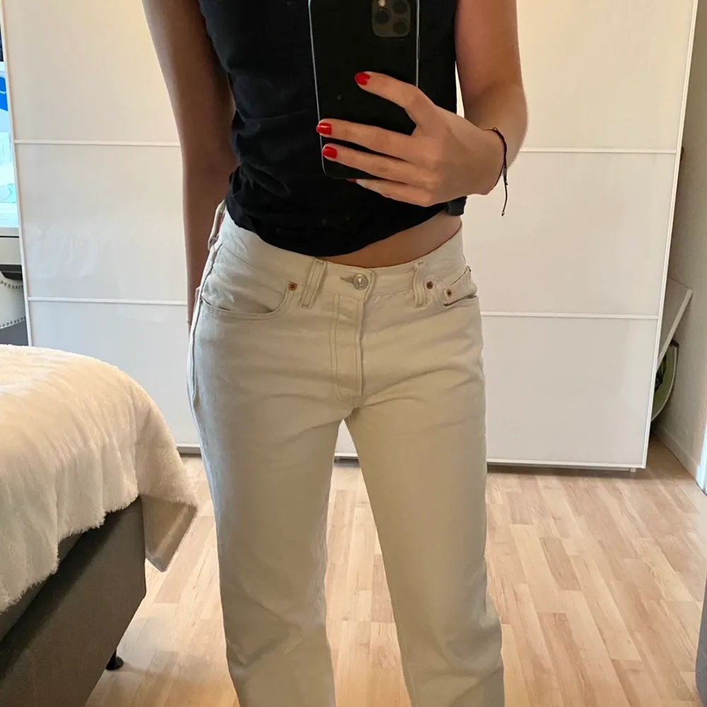 Lågmidjade vita levi’s jeans i modellen 501. Så snygga på och perfekta om man vill ha lite mer baggy passform. . Jeans & Byxor.