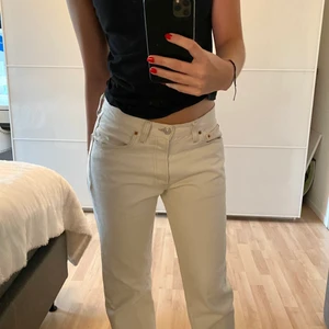 Levis jeans - Lågmidjade vita levi’s jeans i modellen 501. Så snygga på och perfekta om man vill ha lite mer baggy passform. 