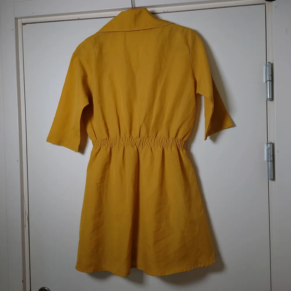 Tunn, gul vintageklänning med detaljer och resår i midjan. Lite sidenaktigt material. Det finns inga lappar i den, troligtvis hemsydd, men passar S/M🌿. Klänningar.
