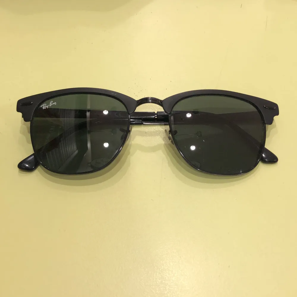 Svarta Ray•Ban solglasögon. Säljer för 900 köpte de nya för 1160. Har används ett par gånger men är i mycket bra skick. Buda. Accessoarer.